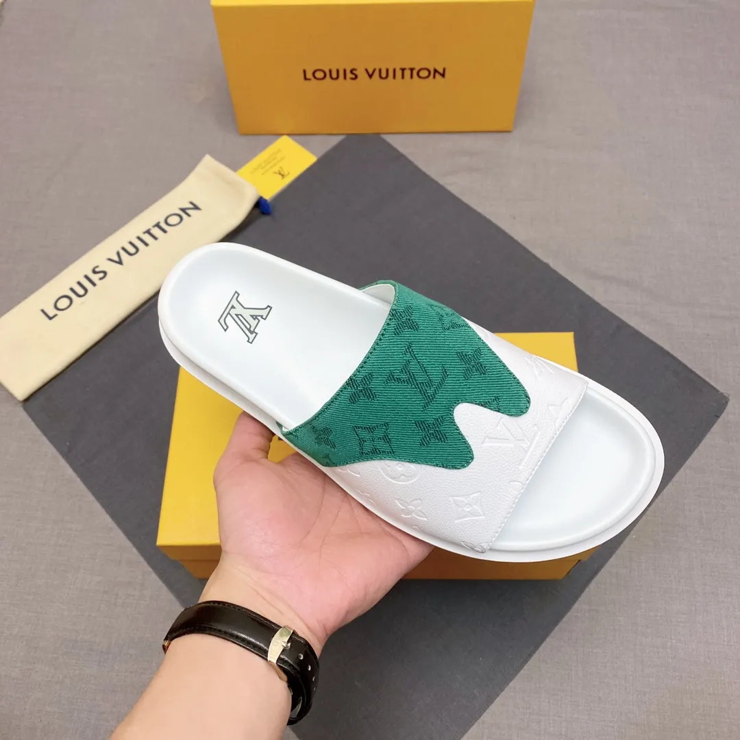 P300 🔍Top purchasing agent LV men's spring and summer slippers counter synchronization. The uppers are made of cowhide fabric imported from Italy, with logo graphics and high-quality craftsmanship. The soles are: original soles specially provided by the original factory. Exclusive molded soles are super comfortable. Original factory follow-up orders. 🔍🔍High quality. You can enter and leave the counter at will. Welcome to compare. Code number 38-45 No. 058